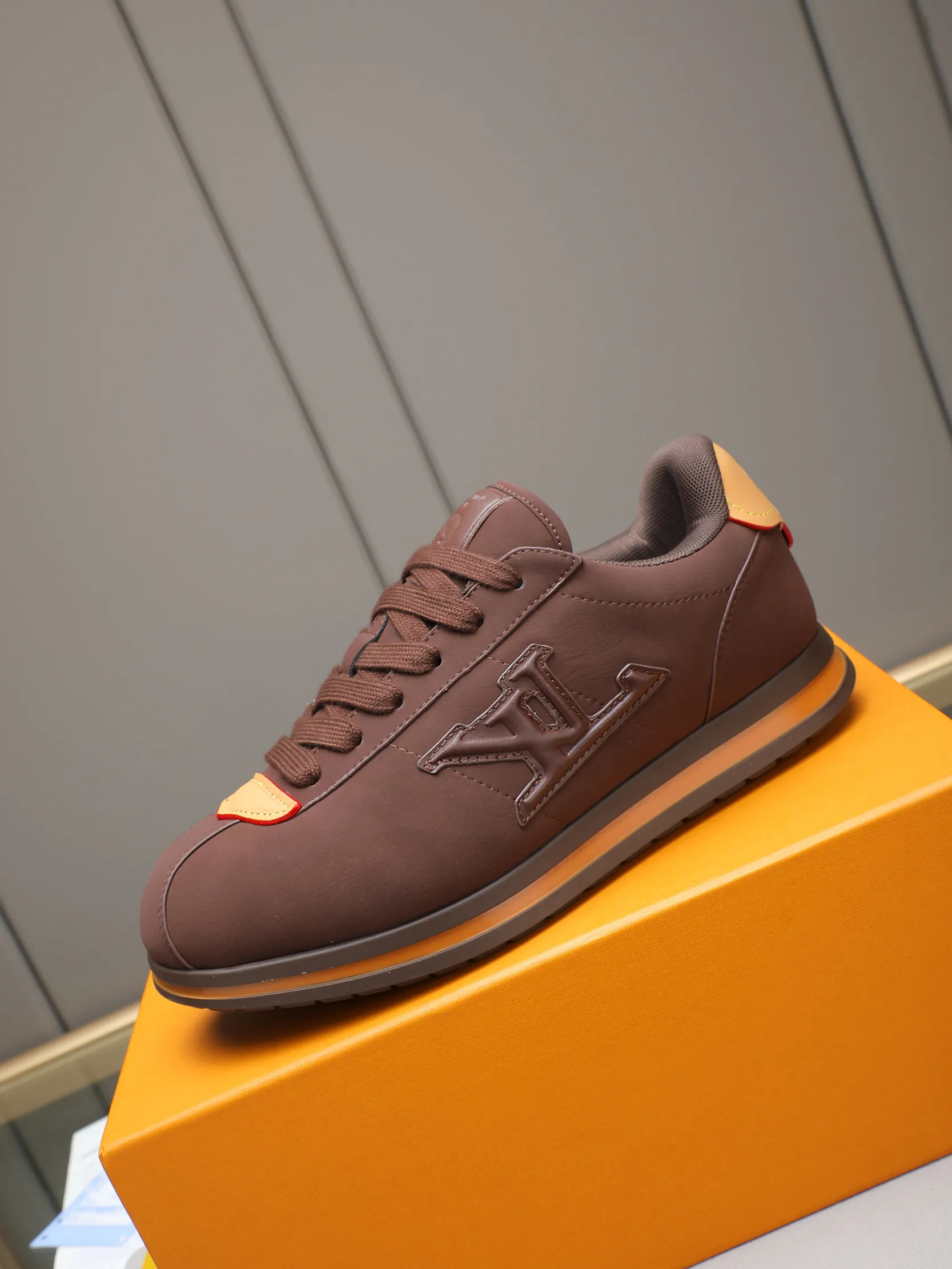 PP560 LV Louis Vuitton L Jialu Brand Runner Tatic Series Thick-soled Casual Sports Shoes Running Shoes Original purchase, development and production This LV Runner Tatic sports shoe combines technical materials such as mesh fabric and ribbons to interpret the inspiration of traditional mountaineering shoes. LV letters are written on one side, the lariat buckle of the quick lacing system is embellished with Monogram flowers and Louis Vuitton logos, and the light and wear-resistant rubber outsole completes the whole. ▪️Fabric: Original imported cowhide + mesh ▪️Inner lining: Original customized breathable mesh ▪️Sole: Original open-molded anti-slip rubber combination material ▪️Size: Men's 38-44 (customized for 45 and 46)